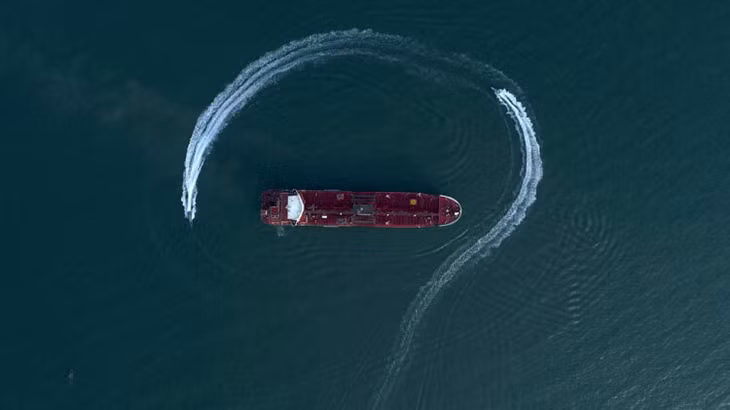 Xuồng tuần tra Iran chạy vòng quanh tàu dầu Stena Impero hồi tháng 7. Ảnh: AP.