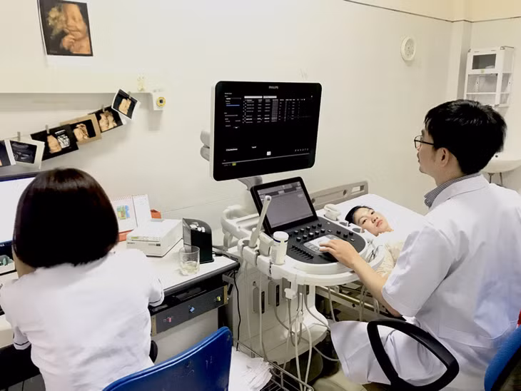 Siêu âm thai đúng thời điểm để chẩn xác trong sàng lọc trước sinh (trong ảnh: Siêu âm cho thai phụ tại Bệnh viện Sản nhi tỉnh.