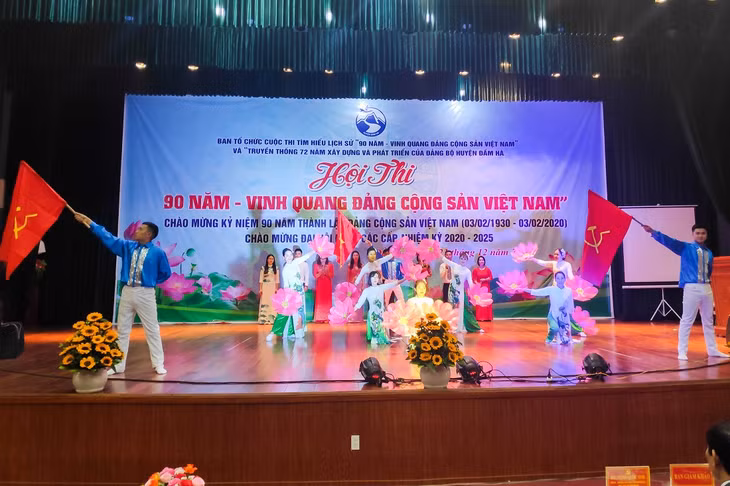Một tiết mục múa, hát trong phần chào hỏi của đội thi.