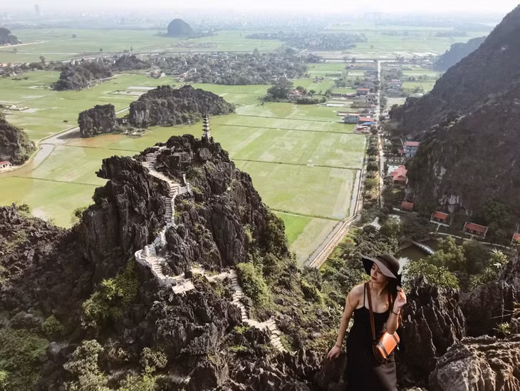 Hang Múa thuộc thôn Khê Đầu Hạ, xã Ninh Xuân, huyện Hoa Lư, tỉnh Ninh Bình. Hang Múa nằm dưới chân núi Múa, được nhiều du khách ví von là 
