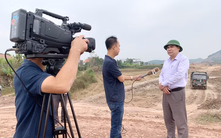 Phóng viên Trung tâm Truyền thông tỉnh tác nghiệp tại hiện trường.