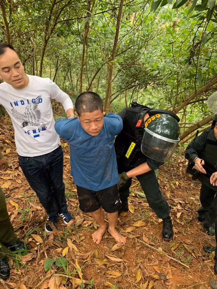 Đối tượng Chín bị bắt khi đang lẩn trốn ở một quả đồi gần địa phương. (Ảnh: Công an cung cấp)