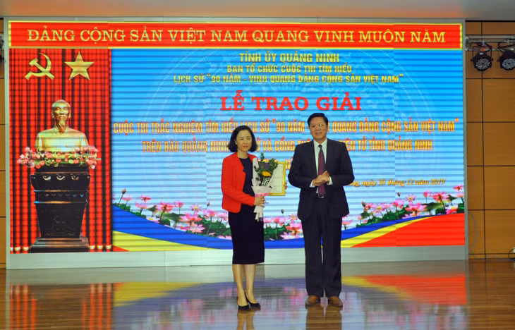 Ban Tổ chức trao giải tập thể cho Thành ủy Hạ Long.