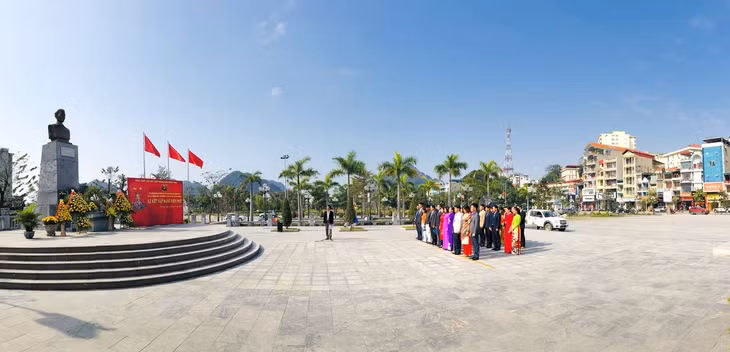 Lễ kết nạp đảng viên mới của Đảng bộ cơ quan Sở Thông tin và Truyền thông tại Tượng đài đồng chí Vũ Văn Hiếu.