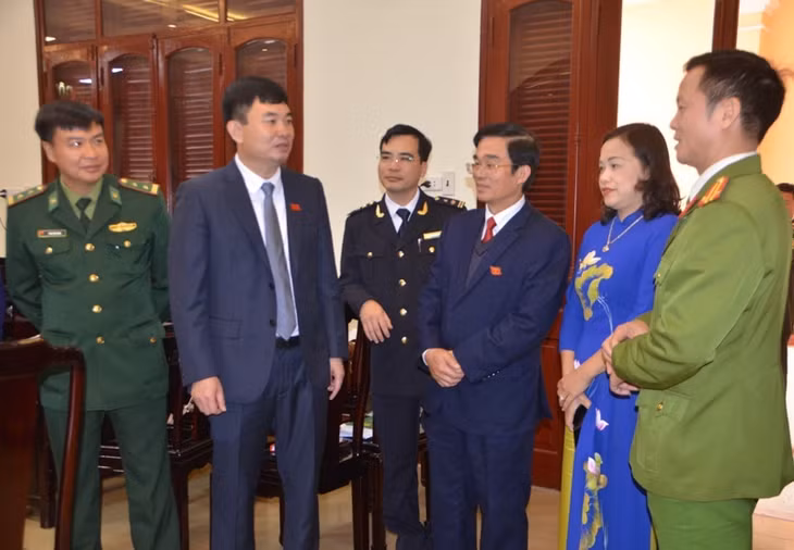 Đồng chí Ngô Hoàng Ngân, Phó Bí thư Thường trực Tỉnh ủy, trò chuyện với các đại biểu bên lề kỳ họp.