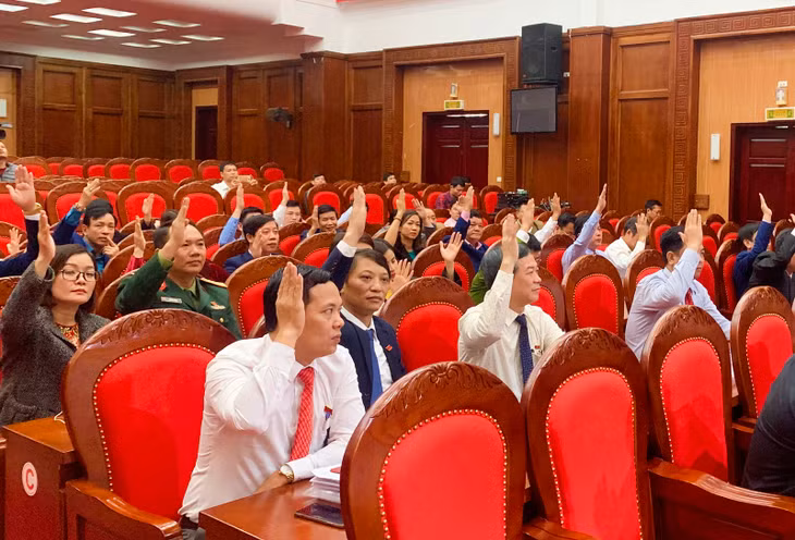 Các đại biểu biểu quyết tại kỳ họp. 