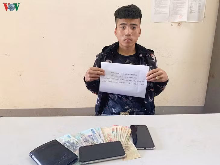 Đối tượng cùng tang vật tại cơ quan điều tra.