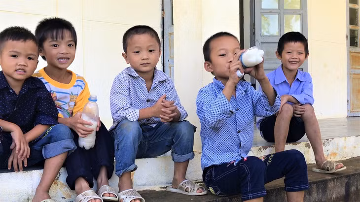  ở Học sinh ở điểm trường Sông Moóc B, trường Tiểu học Đồng Văn, xã Đồng Văn, huyện Bình Liêu uống nước cháo 