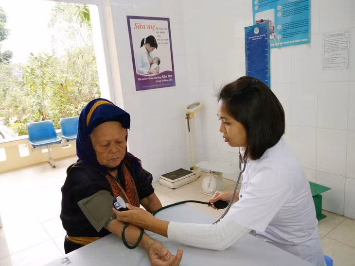 Người dân xã Đồn Đạc, huyện Ba Chẽ được chăm sóc sức khỏe tại trạm y tế.