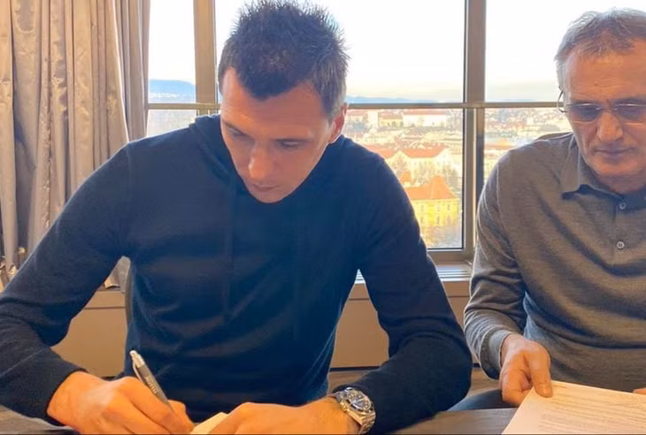 Mandzukic ký hợp đồng với Al-Duhail