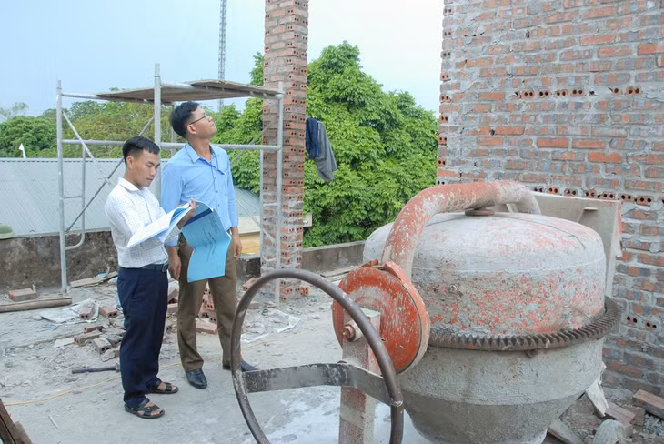 Thành viên Ban Thanh tra nhân dân xã Quảng Minh (huyện Hải Hà) giám sát tiến độ thi công cải tạo Trạm y tế của xã.