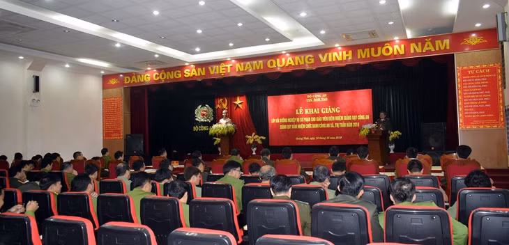 Quang cảnh lễ khai giảng lớp bồi dưỡng (Ảnh: Hà Tâm-Công an tỉnh).