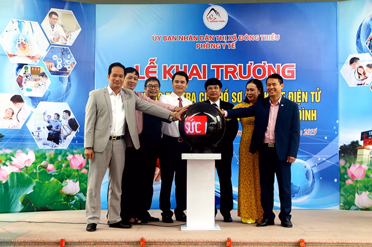 Các đại biểu nhấn nút khai trương Cổng thông tin tra cứu hồ sơ sức khỏe điện tử trong triển khai phòng khám bác sĩ gia đình.