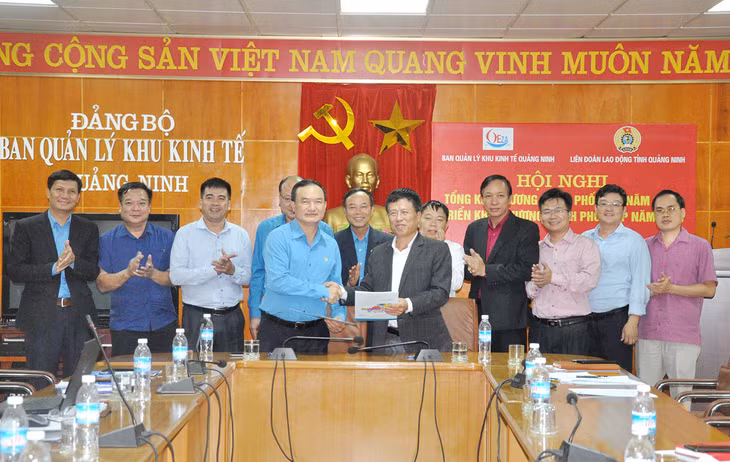 Liên đoàn Lao động tỉnh ký kết chương trình phối hợp với Ban Quản lý KKT tỉnh về bảo vệ quyền, lợi ích chính đáng cho công nhân lao động trong các KCN. Ảnh: Thanh Hằng