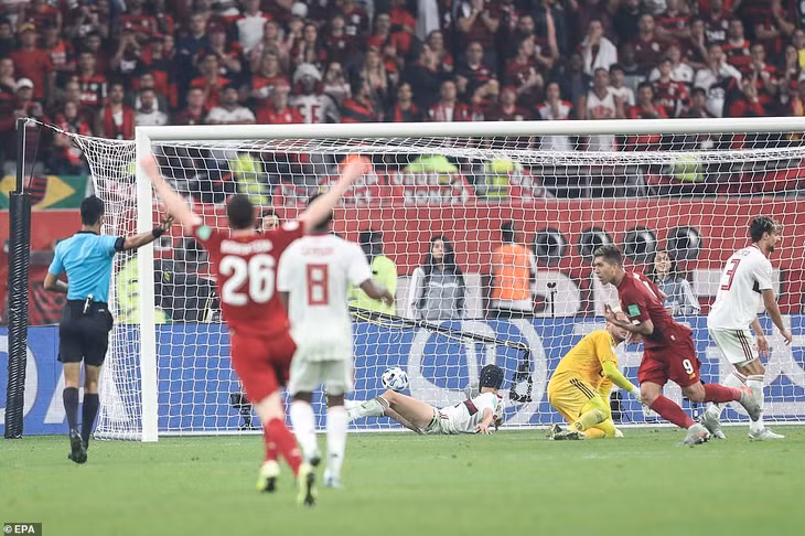 Firmino trở thành người hùng của Liverpool