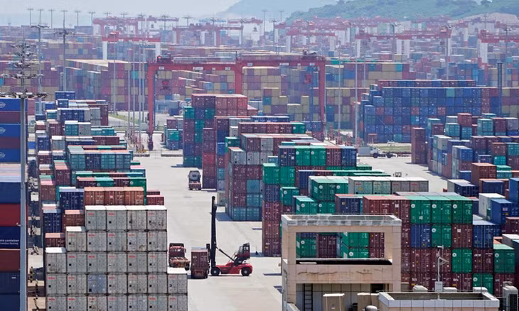 Các container hàng hóa tại cảng Dương Sơn, Thượng Hải, Trung Quốc hôm 6/8. Ảnh: Reuters.