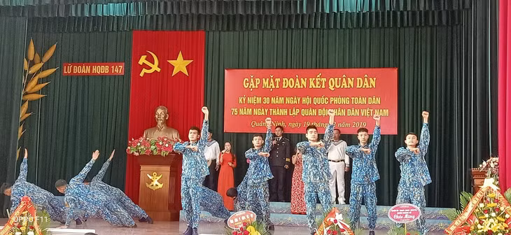 Tiết mục văn nghệ của cán bộ chiến sĩ Lữ đoàn 147 tại hội nghị gặp mặt đoàn kết quân dân.