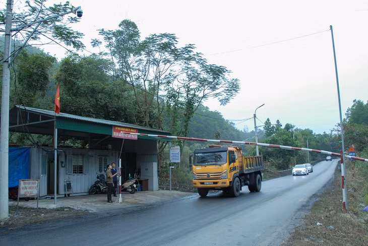 Kiểm soát xe vận chuyển đất đá, than qua phường Vàng Danh (TP Uông Bí).