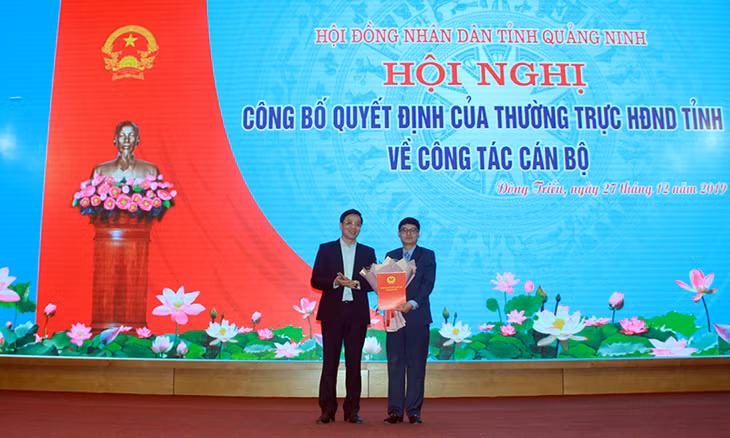 Đồng chí Nguyễn Văn Hồi, Tỉnh ủy viên, Phó Chủ tịch HĐND tỉnh trao Quyết định phê chuẩn kết quả bầu cử bổ sung chức vụ Phó Chủ tịch HĐND thị xã Đông Triều khoá XIX, nhiệm kỳ 2016- 2021 đối với ông Nguyễn Quang Đán
