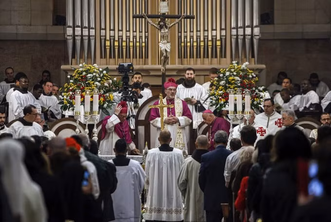 Đức Tổng giám mục Jerusalem Pierbattista Pizzaballa có mặt tại thị trấn Bethlehem, Palestine, được cho là nơi Chúa Jesus ra đời, vào chiều nay và chủ trì một thánh lễ tại Nhà thờ Thánh đản. Bethlehem đang đón hàng nghìn tín đồ Công giáo từ khắp thế giới đến đây dự các lễ hội Giáng sinh.