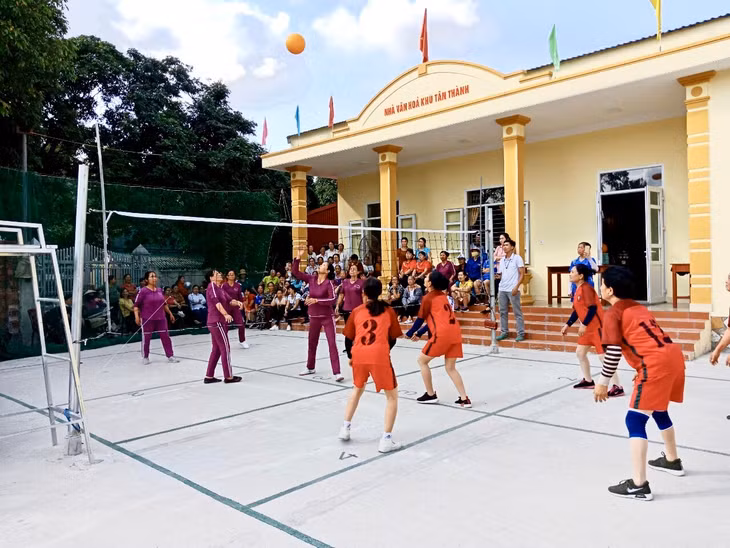 Đội bóng chuyền hơi chi hội phụ nữ khu Tân Thành, phường Minh Thành (áo cam) thi đấu bóng chuyền hơi giao lưu với đội bóng chuyền hơi phường Đông Mai, TX Quảng Yên.