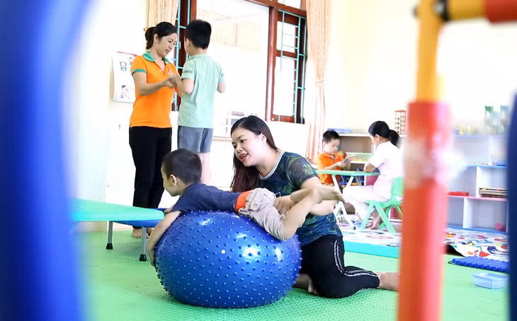 Gi áo viên Trường Mầm non Hoa Hồng, huyện Tiên Yên dạy trẻ kỹ năng vận động.