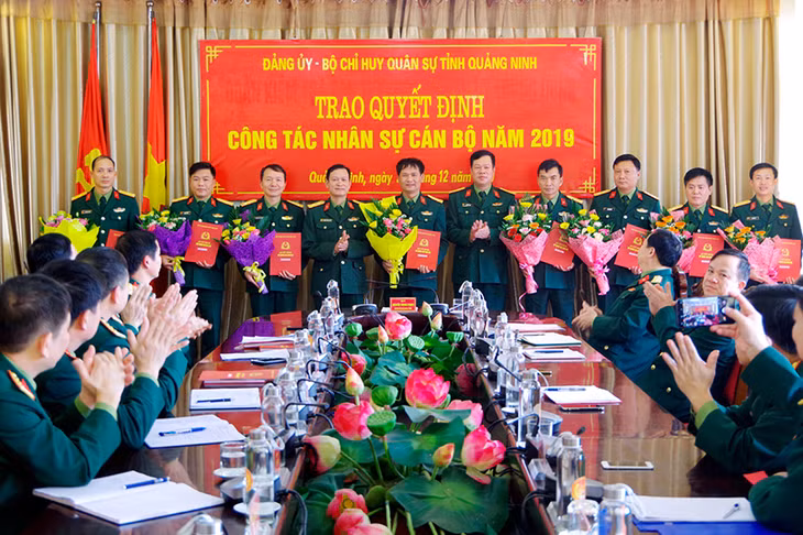 Đại tá Nguyễn Trung Trịnh, Chính ủy Bộ CHQS tỉnh; Đại tá Lê Văn Long, Chỉ huy trưởng Bộ CHQS tỉnh, trao các quyết bổ nhiệm, bổ nhiệm lại cán bộ cho 9 đồng chí.