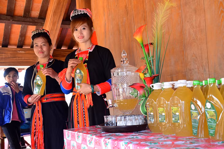 Tíu bâu là một thứ rượu tuyệt vời của bà con người Dao.