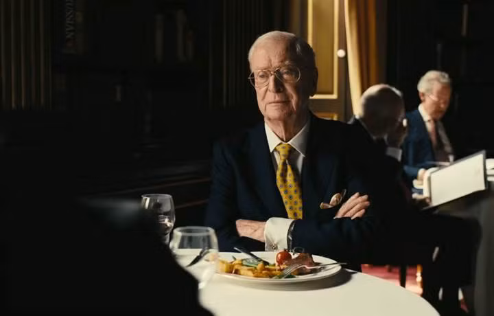 Phim cũng đánh dấu lần thứ 8 hợp tác giữa Nolan và diễn viên gạo cội Michael Caine.
