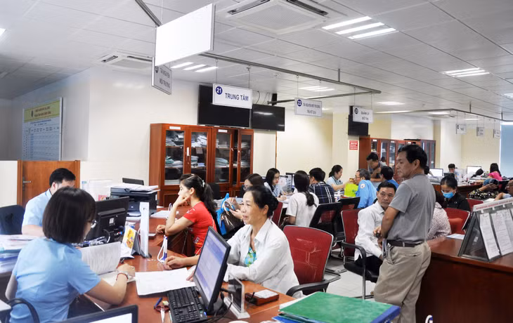 Cán bộ Trung tâm Hành chính công TP Hạ Long giải quyết thủ tục hành chính cho người dân.