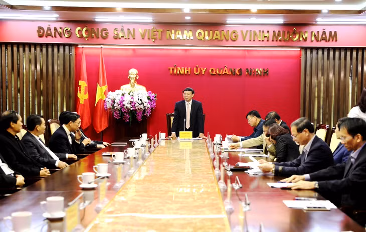 Bí thư Tỉnh ủy, Chủ tịch HĐND tỉnh Nguyễn Xuân Ký phát biểu tại buổi gặp mặt.