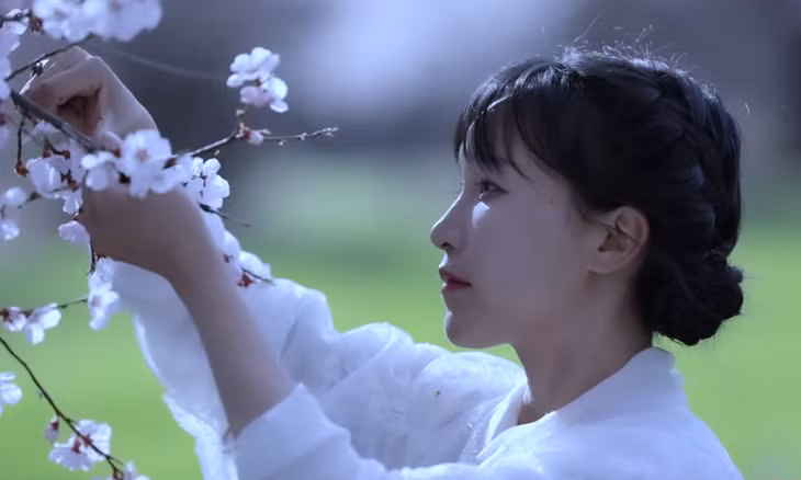 Lý Tử Thất trong một video quay tại huyện Bình Vũ, tỉnh Tứ Xuyên, Trung Quốc. Ảnh: Youtube/Li Ziqi.