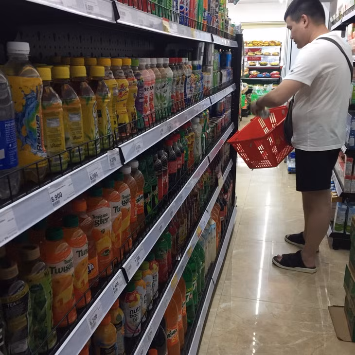 Người dân mua sắm tại Cửa hàng Vinmart, Bãi Cháy.