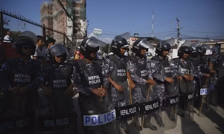 Cảnh sát Nepal thực hiện nhiệm vụ ở thành phố Kathmandu, hôm 30/9/2015. Ảnh: Reuters.