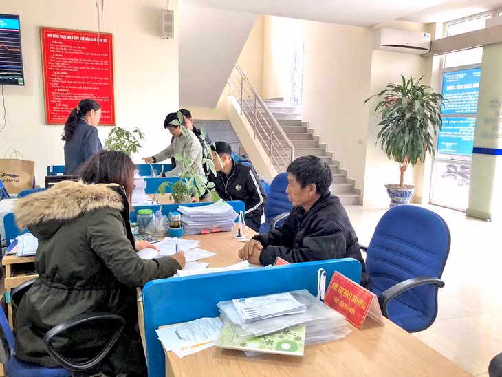 Người dân đến làm thủ tục hành chính tại Trung tâm hành chính công huyện Hải Hà.