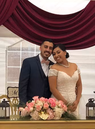 Chú rể Joe Melgoza và cô dâu Esther Bustamante. Ảnh: Esther Bustamante/Facebook