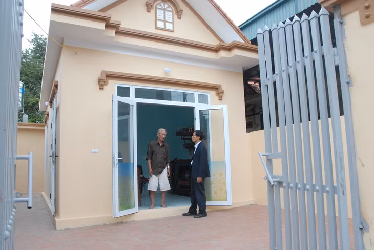 Năm nay, ông Vũ Tống Tiệp (bên trái) ở khu phố 3, phường Phong Cốc, TX Quảng Yên được đón tết trong căn nhà mới,khang trang.