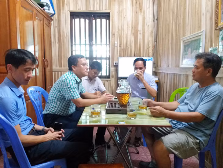Thường trực HĐND huyện Vân Đồn giám sát việc chấp hành các quy định của pháp luật về bảo vệ môi trường tại cơ sở sửa chữa tàu, thuyền tại thôn Cái Bầu, xã Vạn Yên. Ảnh chụp tháng 6/2019