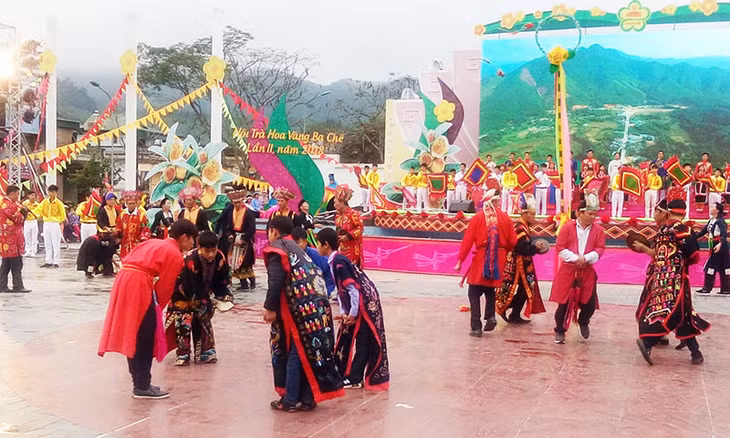Điệu múa dân tộc của người dao xã Nam Sơn trong lễ hội Trà hoa vàng 2019