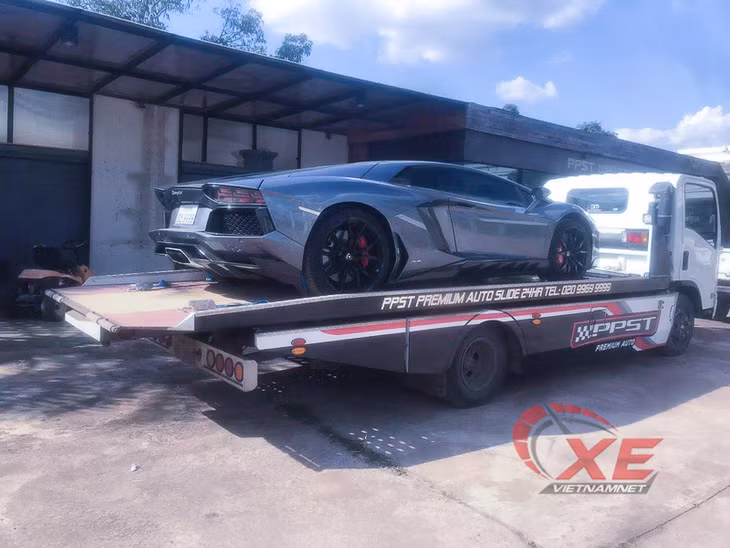 Chiếc siêu xe được vận chuyển từ Lào về Việt Nam qua đường bộ