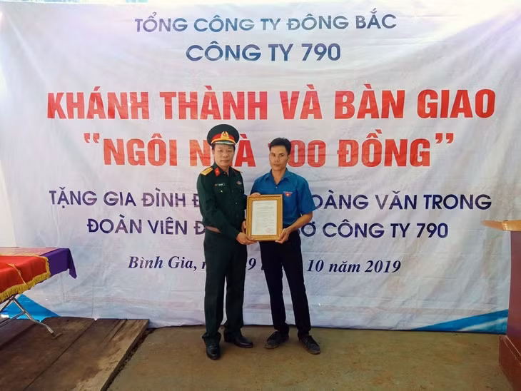 Công ty 790 đã hỗ trợ kinh phí xây dựng “Ngôi nhà 100 đồng” cho đoàn viên thanh niên hoàn cảnh khó khăn của đơn vị. Để hoàn thiện ngôi nhà, Tổng Công ty Đông Bắc đã hỗ trợ 80 triệu đồng, Công ty 790 hỗ trợ 30 triệu đồng, kinh phí còn lại là do gia đình và người thân hỗ trợ. Sau 5 tháng thi , đến nay, công trình “Ngôi nhà 100 đồng” tặng gia đình anh Hoàng Văn Trong, thợ lò bậc 5/6, Đoàn viên Chi đoàn Công trường 2, Đoàn cơ sở Công ty 790