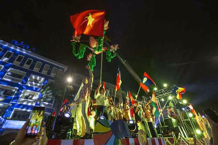 Các nghệ sĩ tham gia Liên hoan diễu hành trên đường phố Hạ Long.