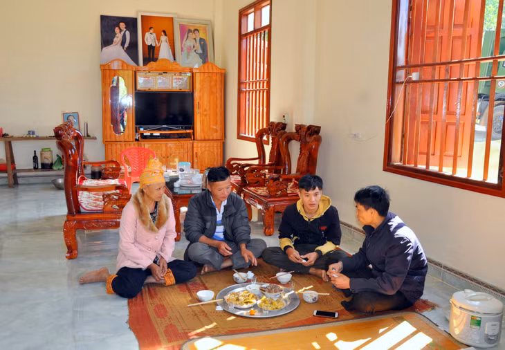 Bứa cơm gia đình đầm ấm, đủ đầy trong căn nhà khang trang, to đẹp của anh Dương Trung Phú, thôn Khe Nạ, xã Lương Mông (Ba Chẽ).