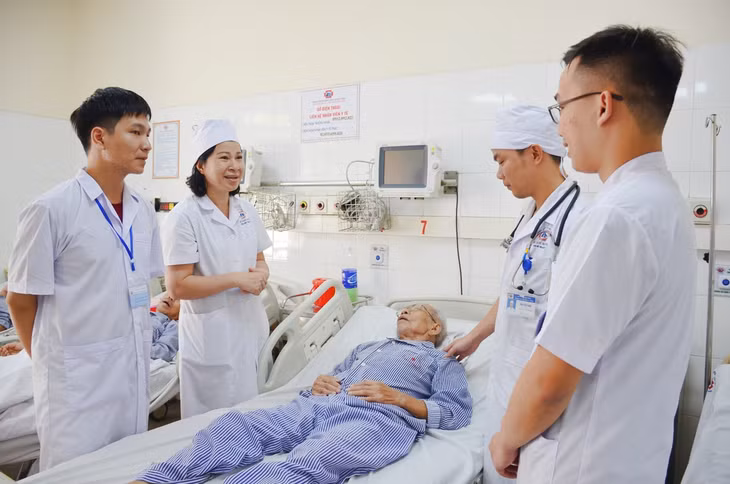 Bác sĩ Nguyễn Thị Thoa (thứ hai, trái sang), Trưởng khoa Tim mạch, Bệnh viện Đa khoa tỉnh, hướng dẫn về chuyên môn cho các bác sĩ trẻ.