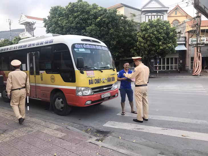 CSGT Công an TP Cẩm Phả kiểm tra hành chính phương tiện xe buýt lưu thông trên địa bàn 