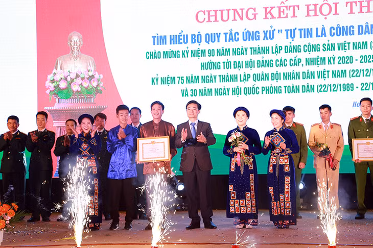 Đồng chí Nguyễn Anh Tú, Bí thư Huyện ủy, CHủ tịch UBND huyện trao giải nhất cho đội xã Dân Chủ