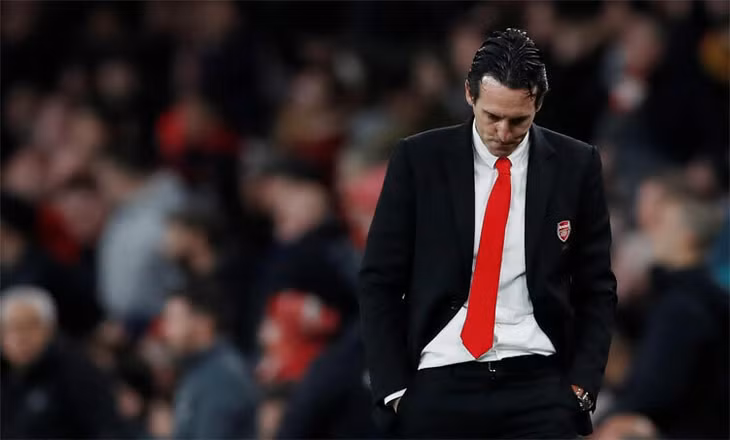 Unai Emery không còn lựa chọn nào khác hơn ra đi sau khi Arsenal rơi xuống giữa bảng Ngoại hạng Anh. Ảnh: Reuters