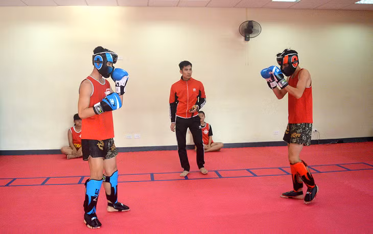 Các VĐV bộ môn võ Muay Thái tập luyện tại Nhà thi đấu thể thao đa năng. 
