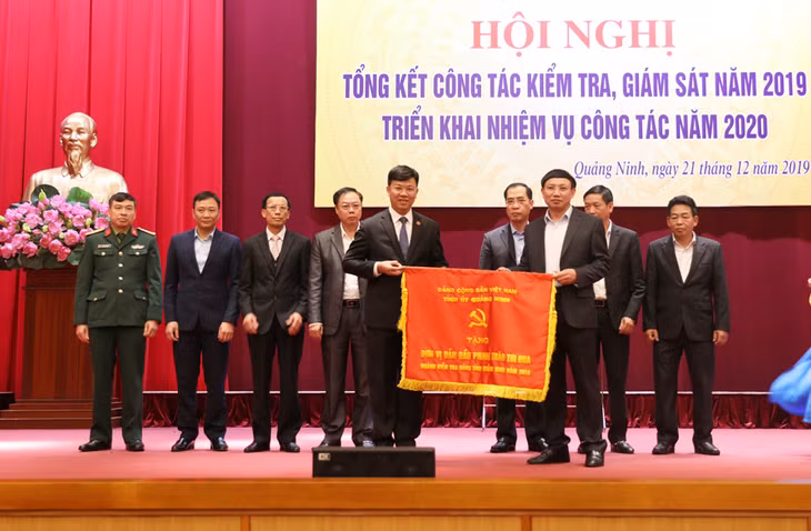 Bí thư Tỉnh ủy, Chủ tịch HĐND tỉnh Nguyễn Xuân Ký trao Cờ