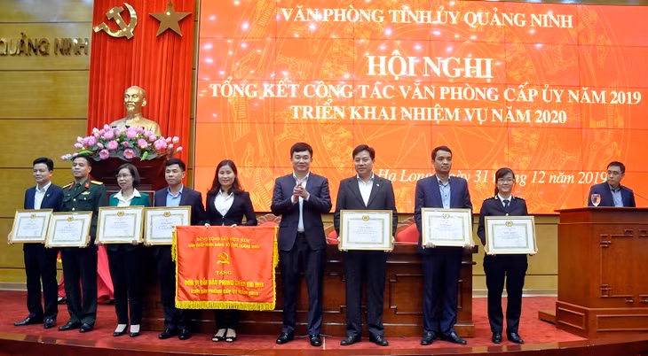 Đồng chí Ngô Hoàng Ngân, Phó Bí thư Thường trực Tỉnh ủy trao tặng cờ và bằng khen cả Ban Thường vụ Tỉnh ủy cho các tập thể Văn phòng cấp ủy.